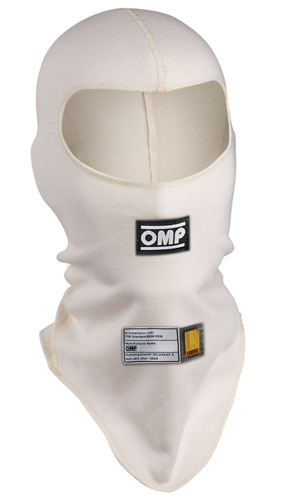 Première cagoule ignifuge OMP pour le sport automobile, le rallye et les courses d'entrée de gamme, homologuée FIA